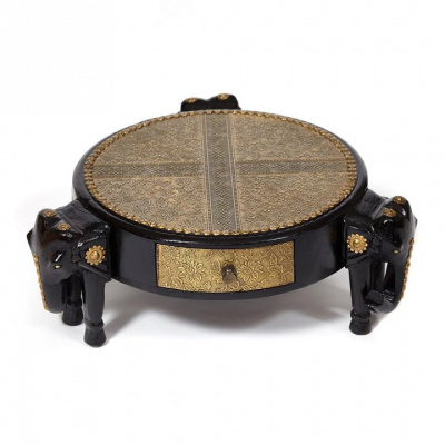 Столик Secret De Maison 3 SLONA ( mod. ND-005) дерево манго/латунная чеканка, Dia 48. В 19 см, этническая роспись  (поставляется по 2 шт) фото Столик Secret De Maison 3 SLONA ( mod. ND-005) дерево манго/латунная чеканка, Dia 48. В 19 см, этническая роспись  (поставляется по 2 шт). Фото №2